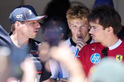 开云体育在线-雷诺车队逆转梅赛德斯，维斯塔潘带队取胜