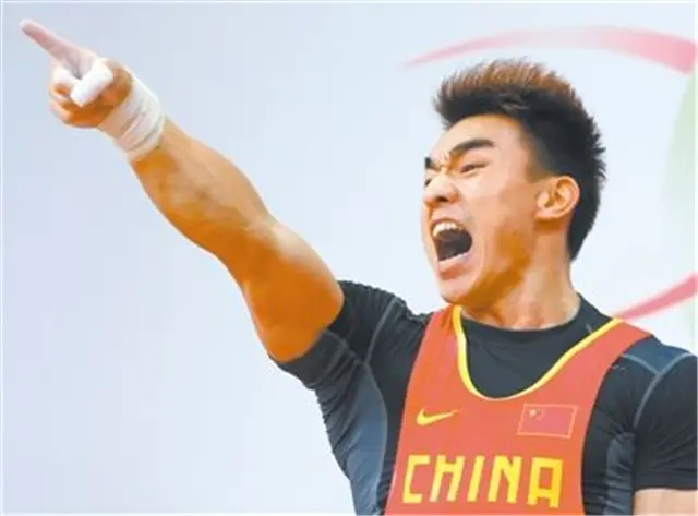 关于泰国足球代表队在赛场上崭露头角，精彩表现赢得掌声的信息